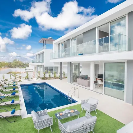 Oli Vine Βίλα Πρωταράς