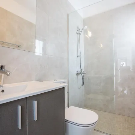 Oli Vine Villa Protarász