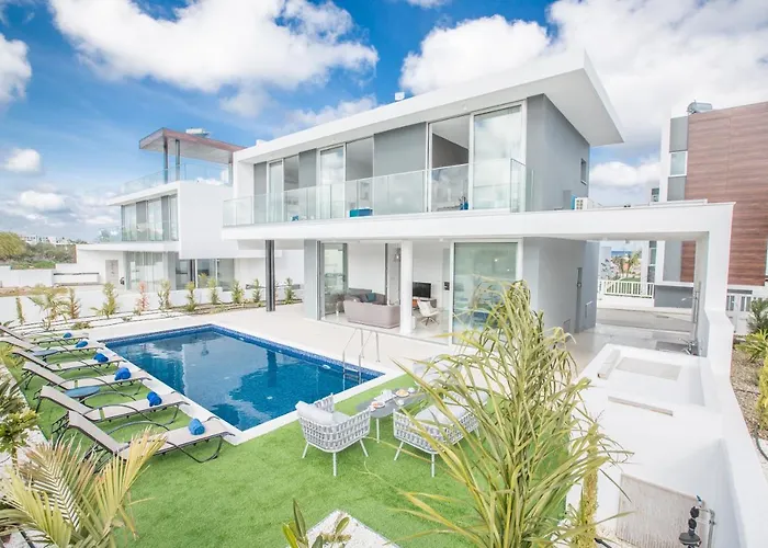 Oli Vine Villa Protaras